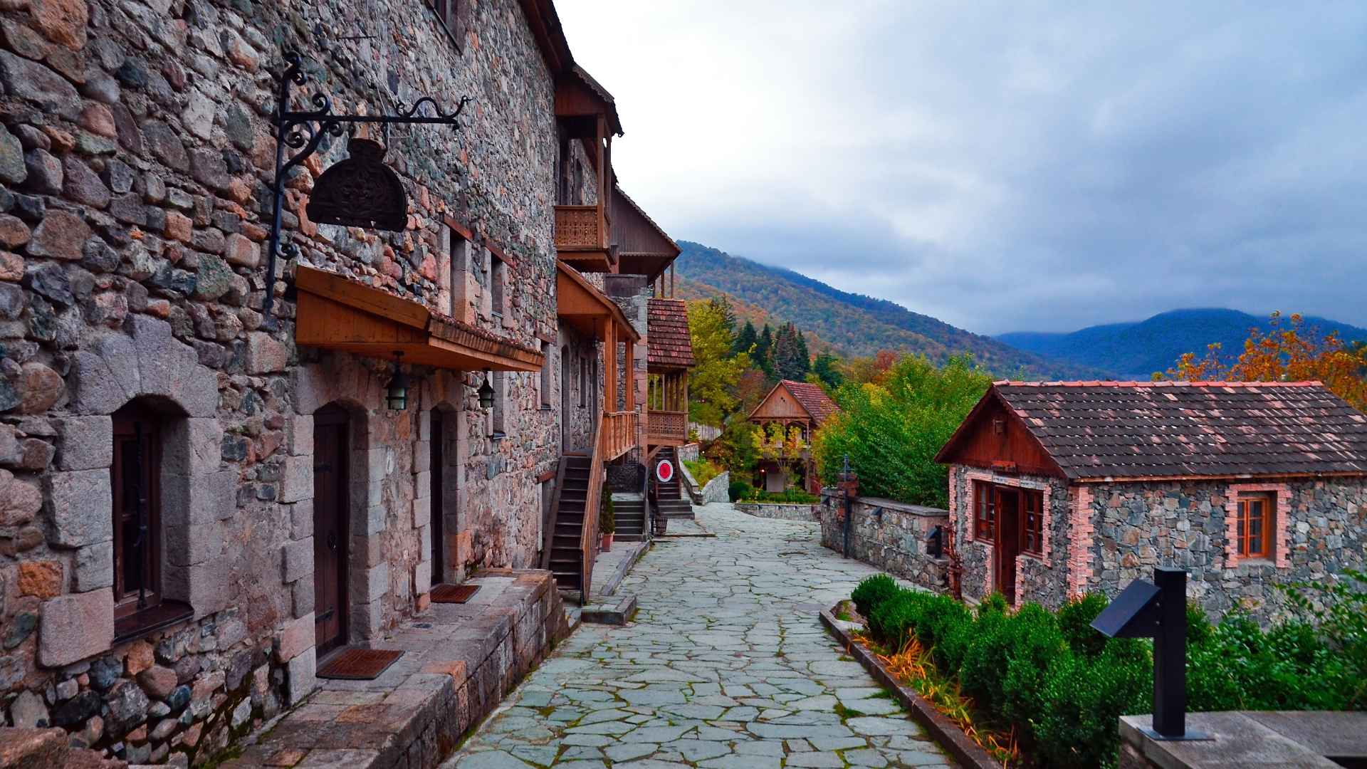 Ιστορικό συγκρότημα Tufenkian Old Dilijan με παραδοσιακά αρμενικά πέτρινα κτίρια και λιθόστρωτα δρομάκια στο Ντιλιτζάν της Αρμενίας