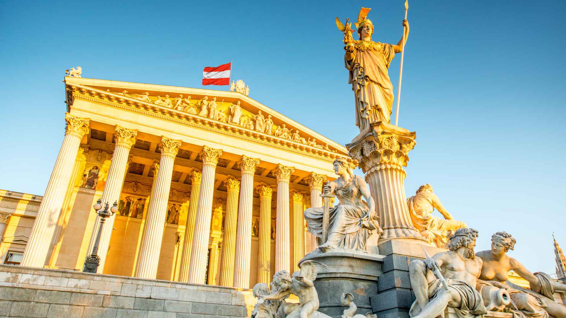 Το νεοκλασικό κτίριο του αυστριακού Κοινοβουλίου στη Βιέννη με κορινθιακούς κίονες και το συντριβάνι της Παλλάδας Αθηνάς στο προσκήνιο