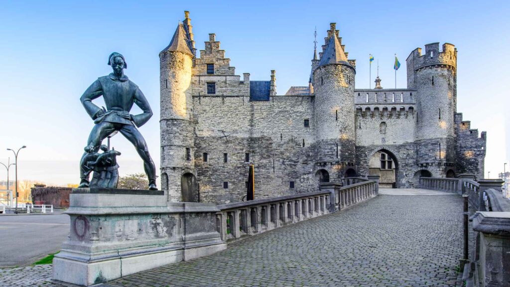 Το μεσαιωνικό κάστρο Het Steen στην Αμβέρσα του Βελγίου, το παλαιότερο κτίριο της πόλης, δίπλα στον ποταμό Σχέλδη