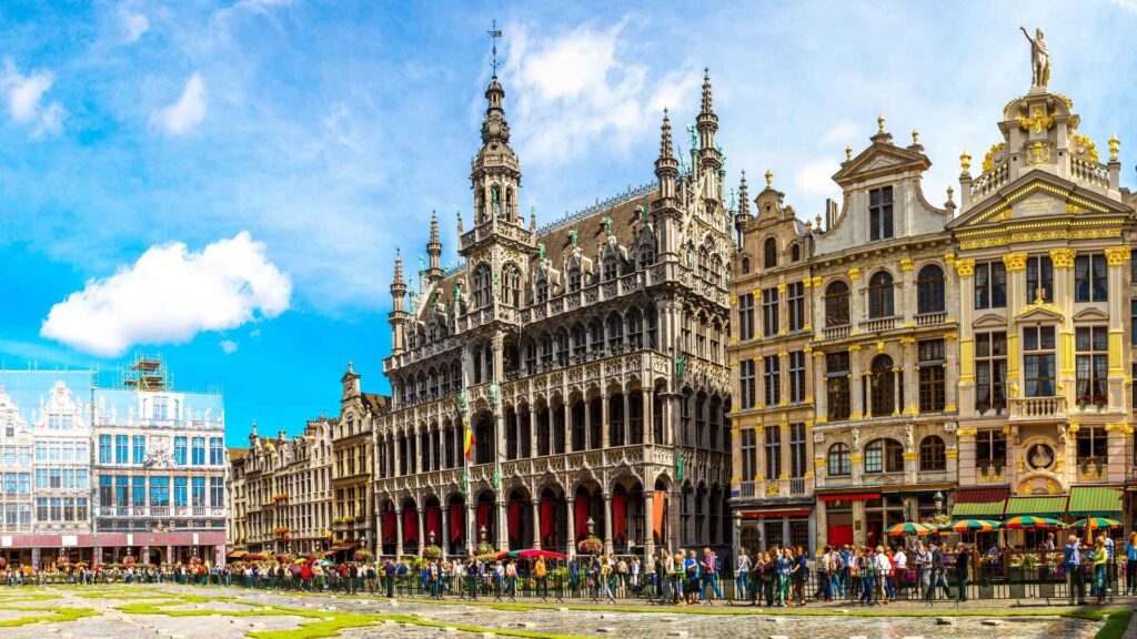 Η Grand Place (Grote Markt) στις Βρυξέλλες με το γοτθικό Δημαρχείο της πόλης στο κέντρο