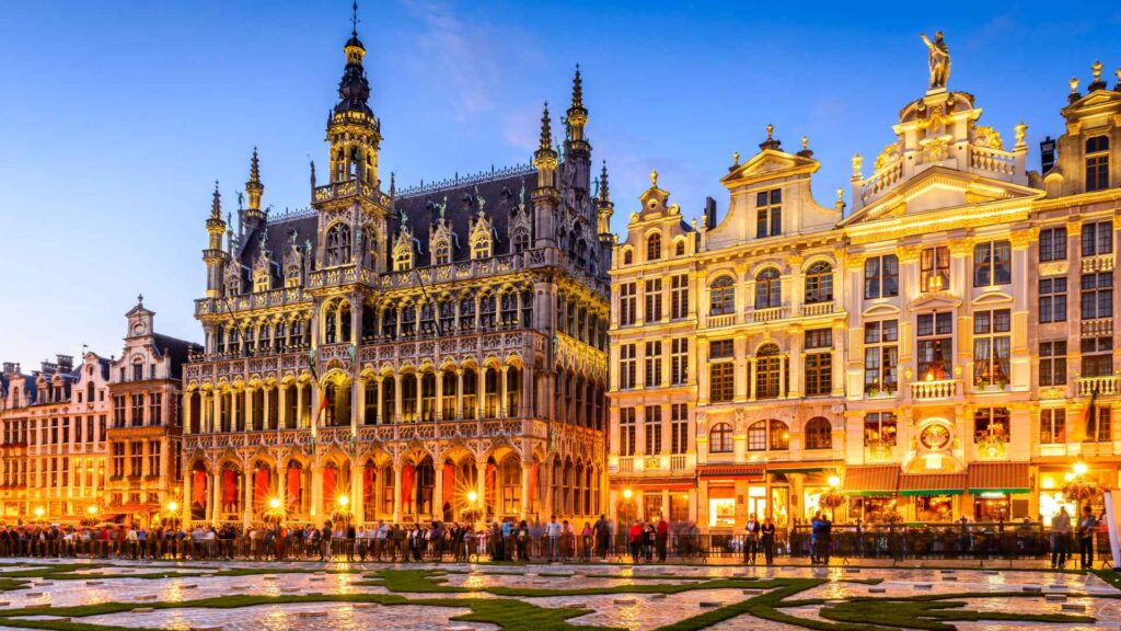 Η Grand Place στις Βρυξέλλες με το γοτθικό Δημαρχείο και το Maison du Roi στην ιστορική κεντρική πλατεία