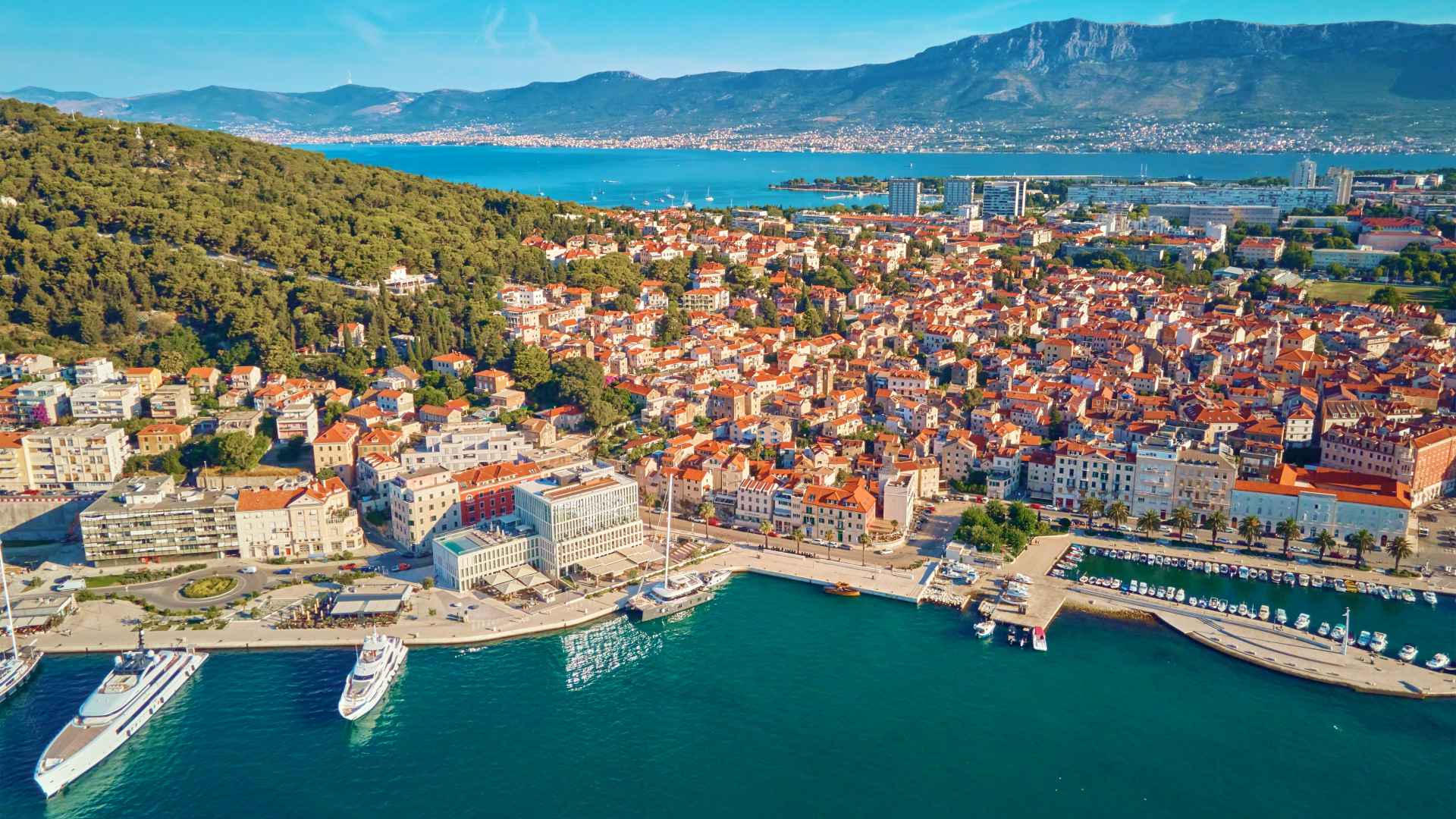 Εναέρια άποψη της ιστορικής πόλης Σπλιτ στην Κροατία με την παραλία Riva και το λιμάνι στην Αδριατική Θάλασσα