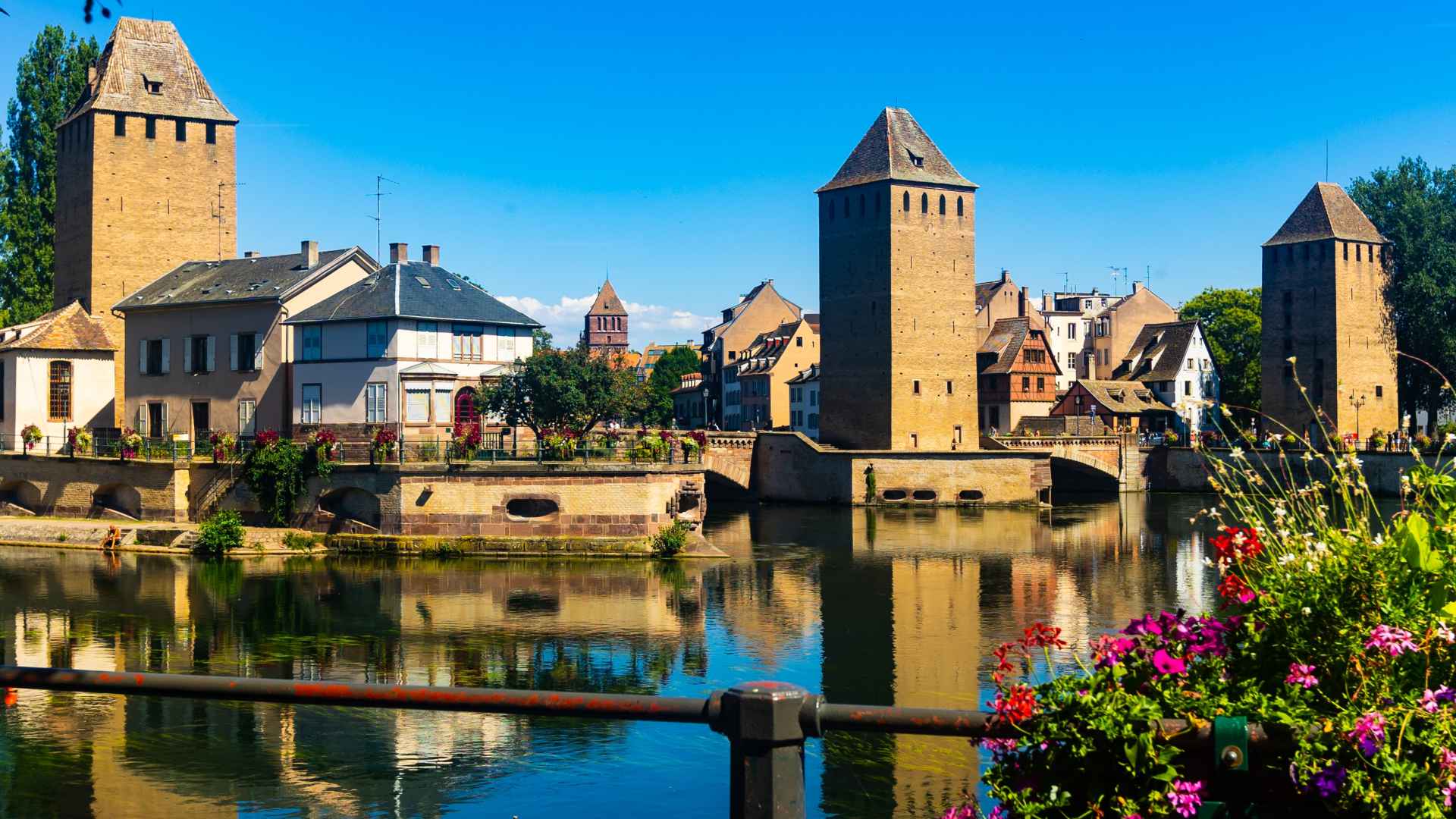 Οι Ponts Couverts στο Στρασβούργο της Γαλλίας με μεσαιωνικούς αμυντικούς πύργους και αντανάκλαση στον ποταμό Ill