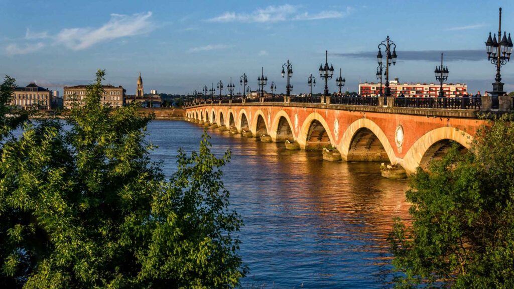 Η γέφυρα Pont de Pierre στο Μπορντό της Γαλλίας με χαρακτηριστικές τοξωτές καμάρες πάνω από τον ποταμό Garonne