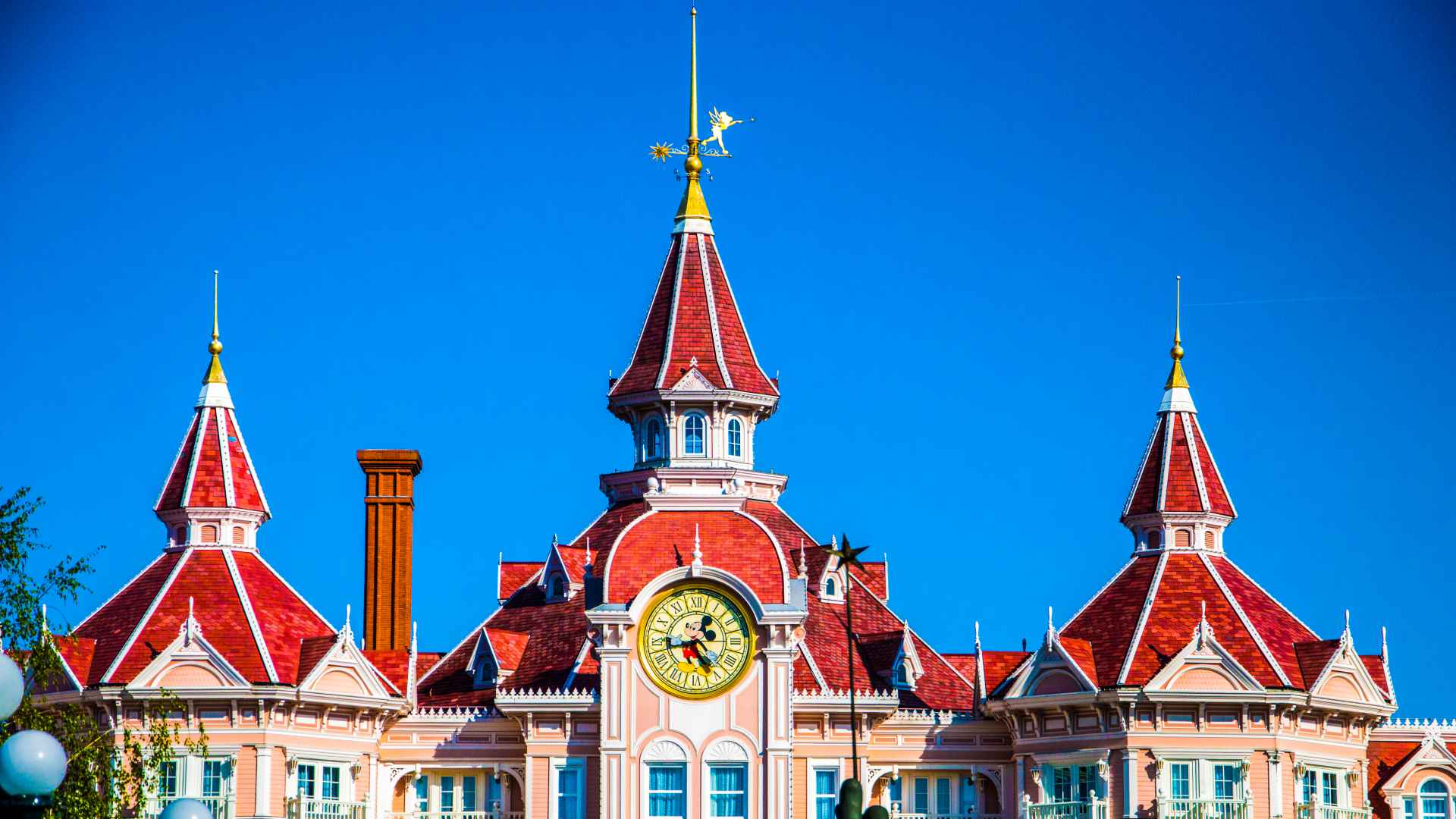 Το ξενοδοχείο Disneyland Hotel στο Disneyland Paris, εμβληματικό κτίριο με βικτωριανή αρχιτεκτονική στην είσοδο του πάρκου