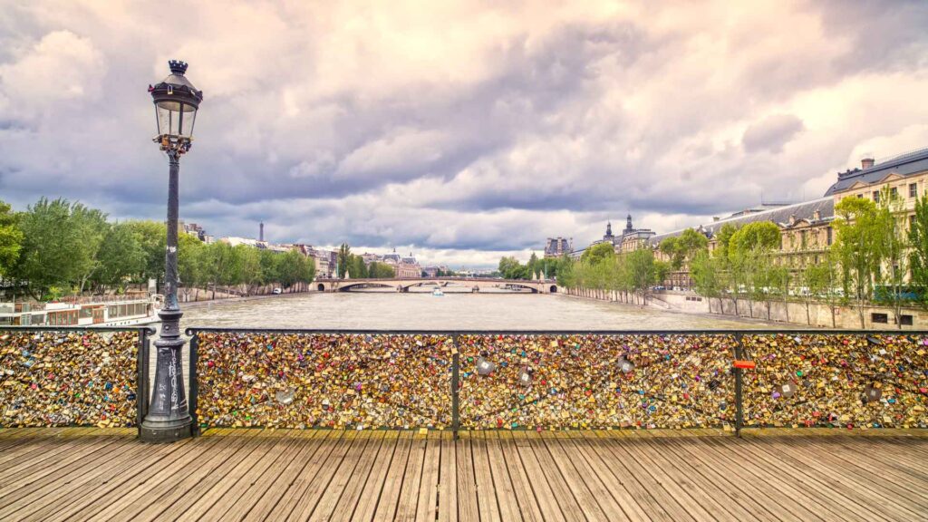 Η γέφυρα Pont des Arts στο Παρίσι, πεζογέφυρα πάνω από τον ποταμό Σηκουάνα