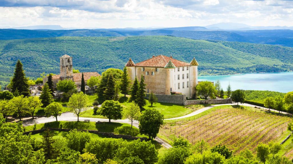 Το Château d’Aiguines στην Προβηγκία της Γαλλίας με θέα στη λίμνη Sainte-Croix και τα φαράγγια Verdon
