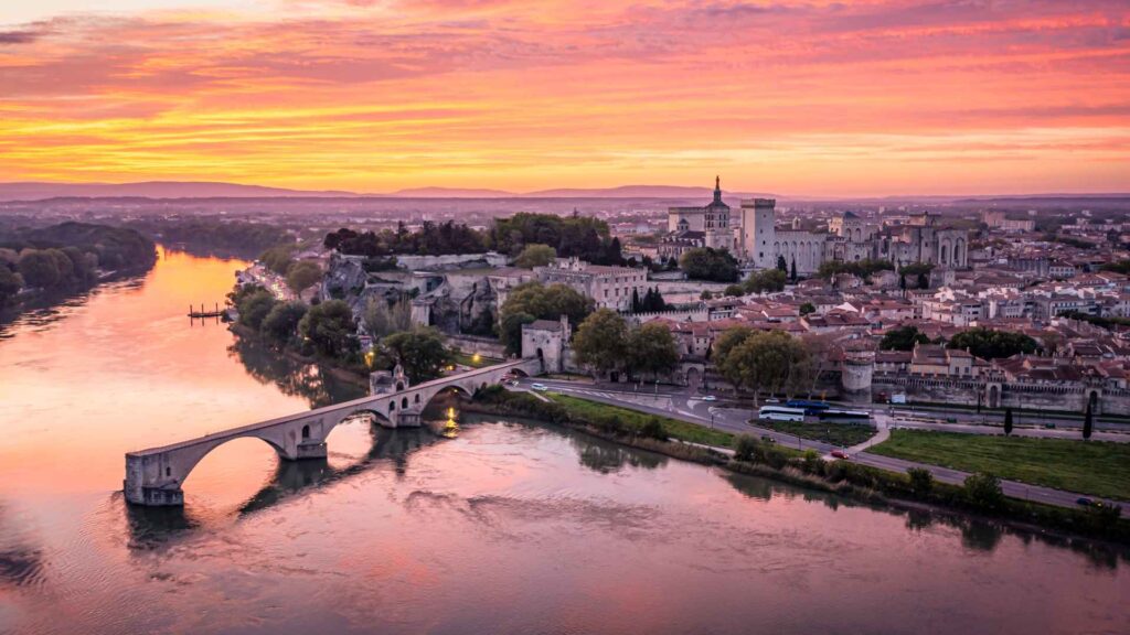 Η ιστορική Pont d’Avignon στην Αβινιόν με θέα στον ποταμό Ροδανό και το Παπικό Παλάτι