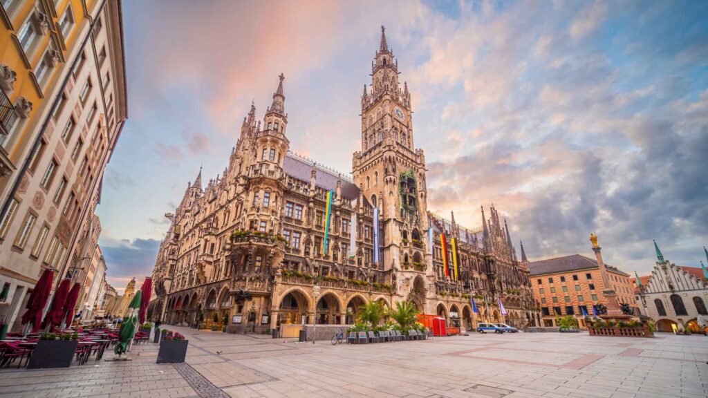 Η πλατεία Marienplatz στο Μόναχο με το νεογοτθικό Νέο Δημαρχείο (Neues Rathaus) στο ιστορικό κέντρο της πόλης