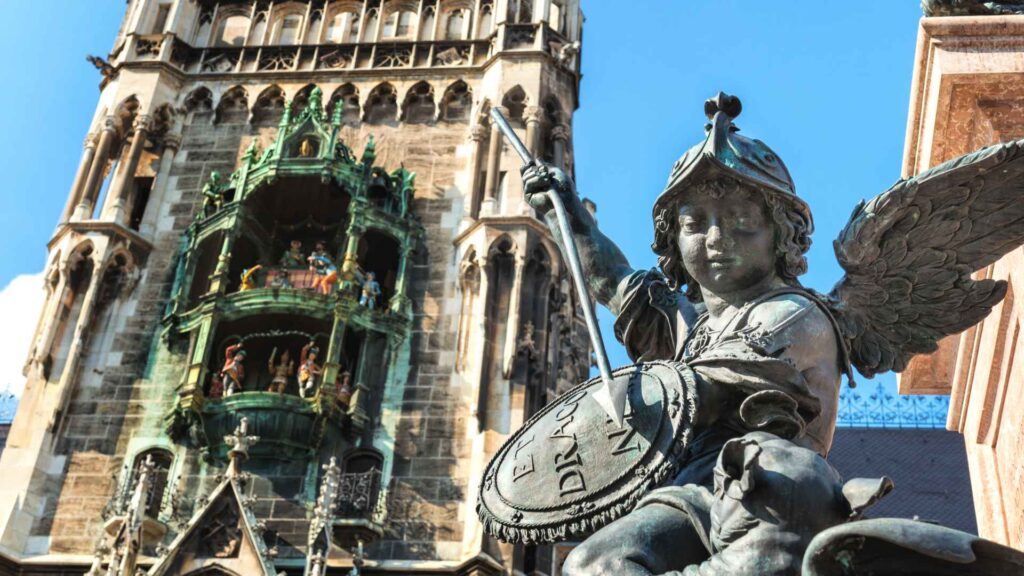 Άγαλμα φτερωτού αγγέλου στην πλατεία Marienplatz του Μονάχου μπροστά από το Νέο Δημαρχείο (Neues Rathaus)