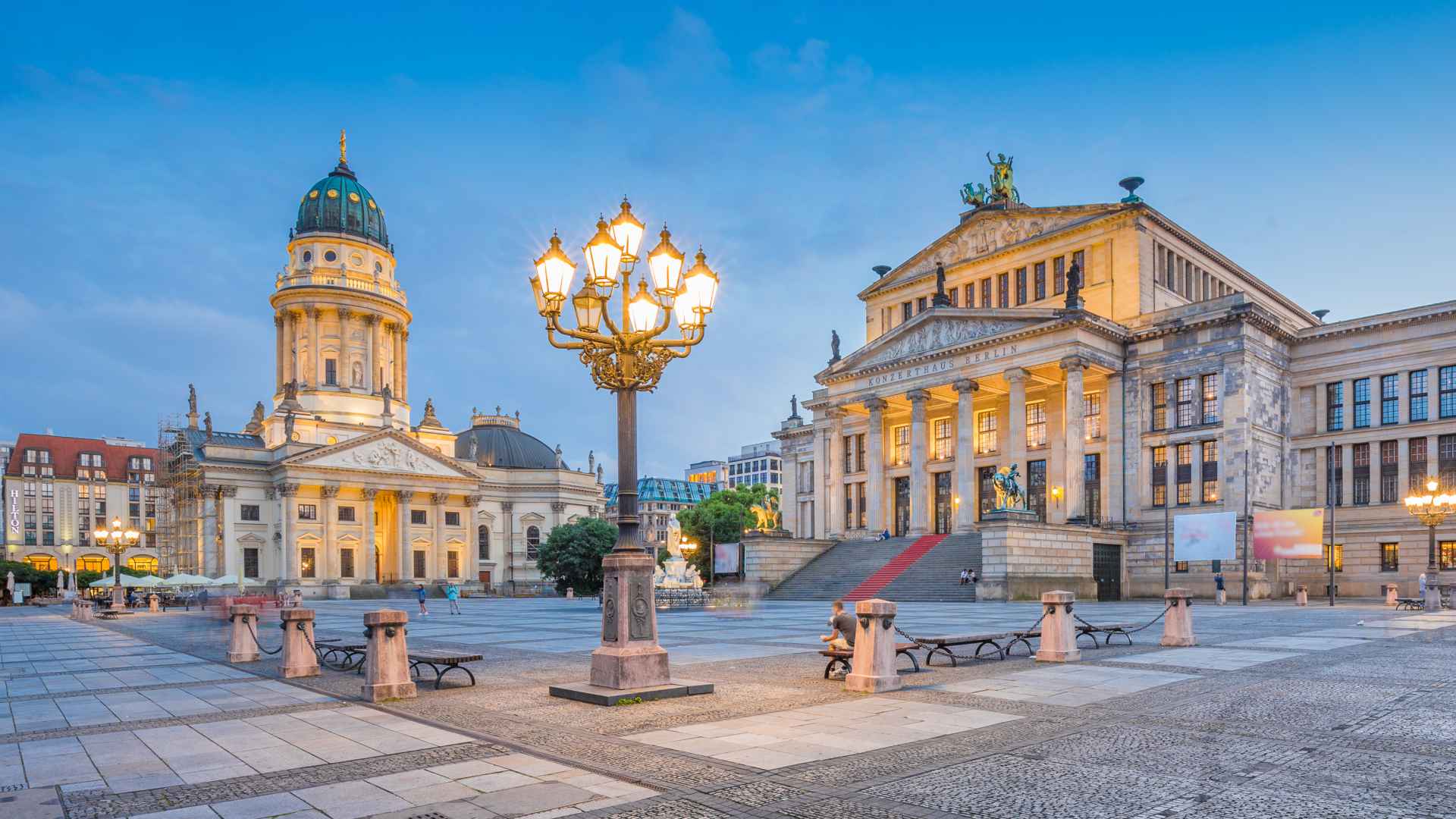 Η πλατεία Gendarmenmarkt στο Βερολίνο με το Deutscher Dom και το Konzerthaus σε νεοκλασική αρχιτεκτονική