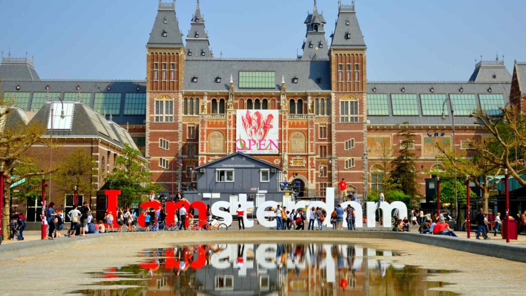 Το Rijksmuseum στο Άμστερνταμ, εθνικό μουσείο της Ολλανδίας αφιερωμένο στην ολλανδική τέχνη και ιστορία