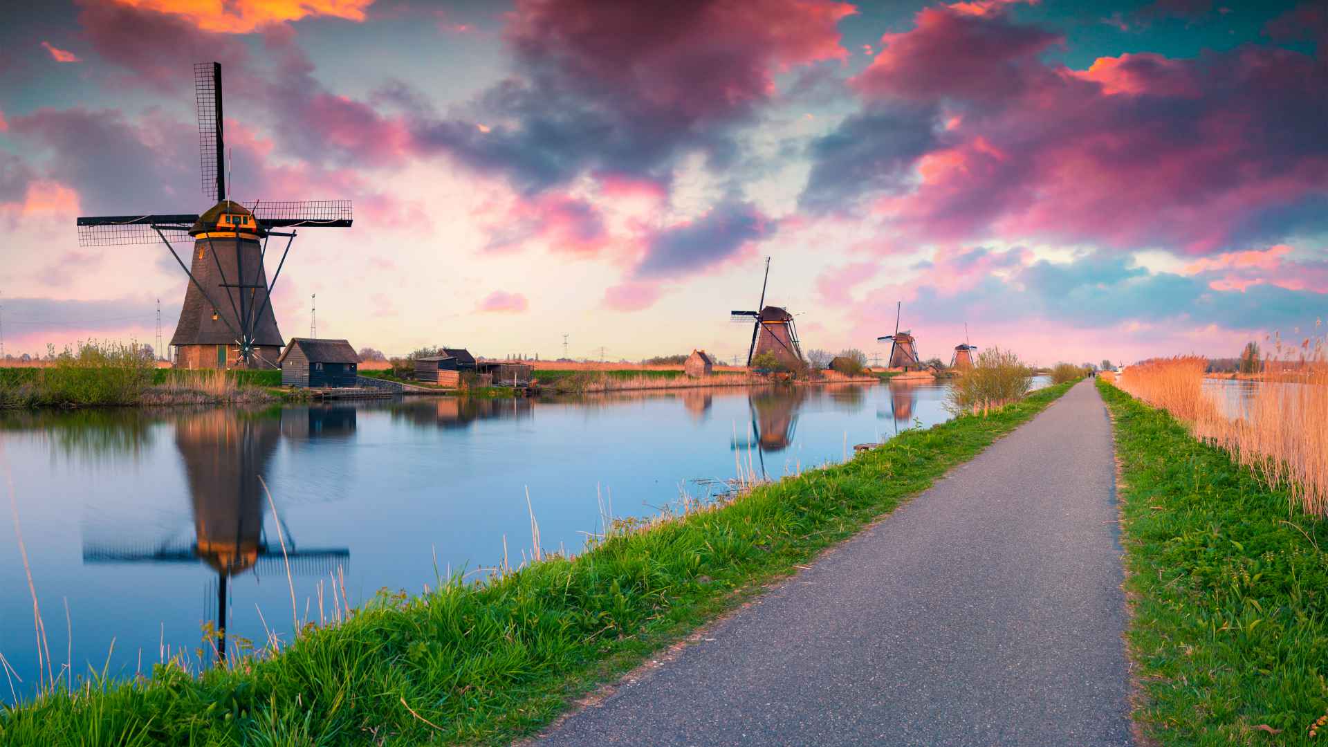 Οι ιστορικοί ανεμόμυλοι Kinderdijk στη Νότια Ολλανδία, σύστημα άντλησης νερού σε περιοχή UNESCO