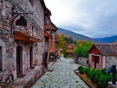 Ιστορικό συγκρότημα Tufenkian Old Dilijan με παραδοσιακά αρμενικά πέτρινα κτίρια και λιθόστρωτα δρομάκια στο Ντιλιτζάν της Αρμενίας