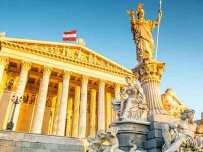 Το νεοκλασικό κτίριο του αυστριακού Κοινοβουλίου στη Βιέννη με κορινθιακούς κίονες και το συντριβάνι της Παλλάδας Αθηνάς στο προσκήνιο