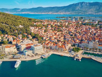 Εναέρια άποψη της ιστορικής πόλης Σπλιτ στην Κροατία με την παραλία Riva και το λιμάνι στην Αδριατική Θάλασσα