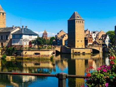 Οι Ponts Couverts στο Στρασβούργο της Γαλλίας με μεσαιωνικούς αμυντικούς πύργους και αντανάκλαση στον ποταμό Ill