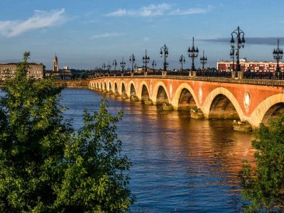 Η γέφυρα Pont de Pierre στο Μπορντό της Γαλλίας με χαρακτηριστικές τοξωτές καμάρες πάνω από τον ποταμό Garonne