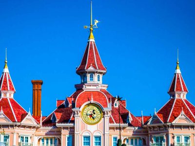Το ξενοδοχείο Disneyland Hotel στο Disneyland Paris, εμβληματικό κτίριο με βικτωριανή αρχιτεκτονική στην είσοδο του πάρκου
