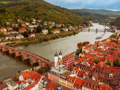 Η ιστορική Old Bridge της Χαϊδελβέργης με θέα στο Altstadt και το τοπίο της κοιλάδας