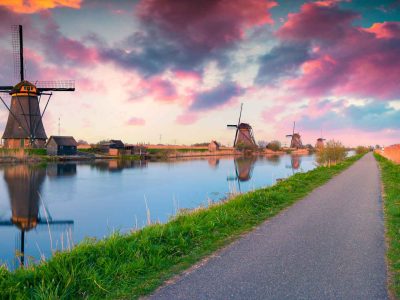 Οι ιστορικοί ανεμόμυλοι Kinderdijk στη Νότια Ολλανδία, σύστημα άντλησης νερού σε περιοχή UNESCO